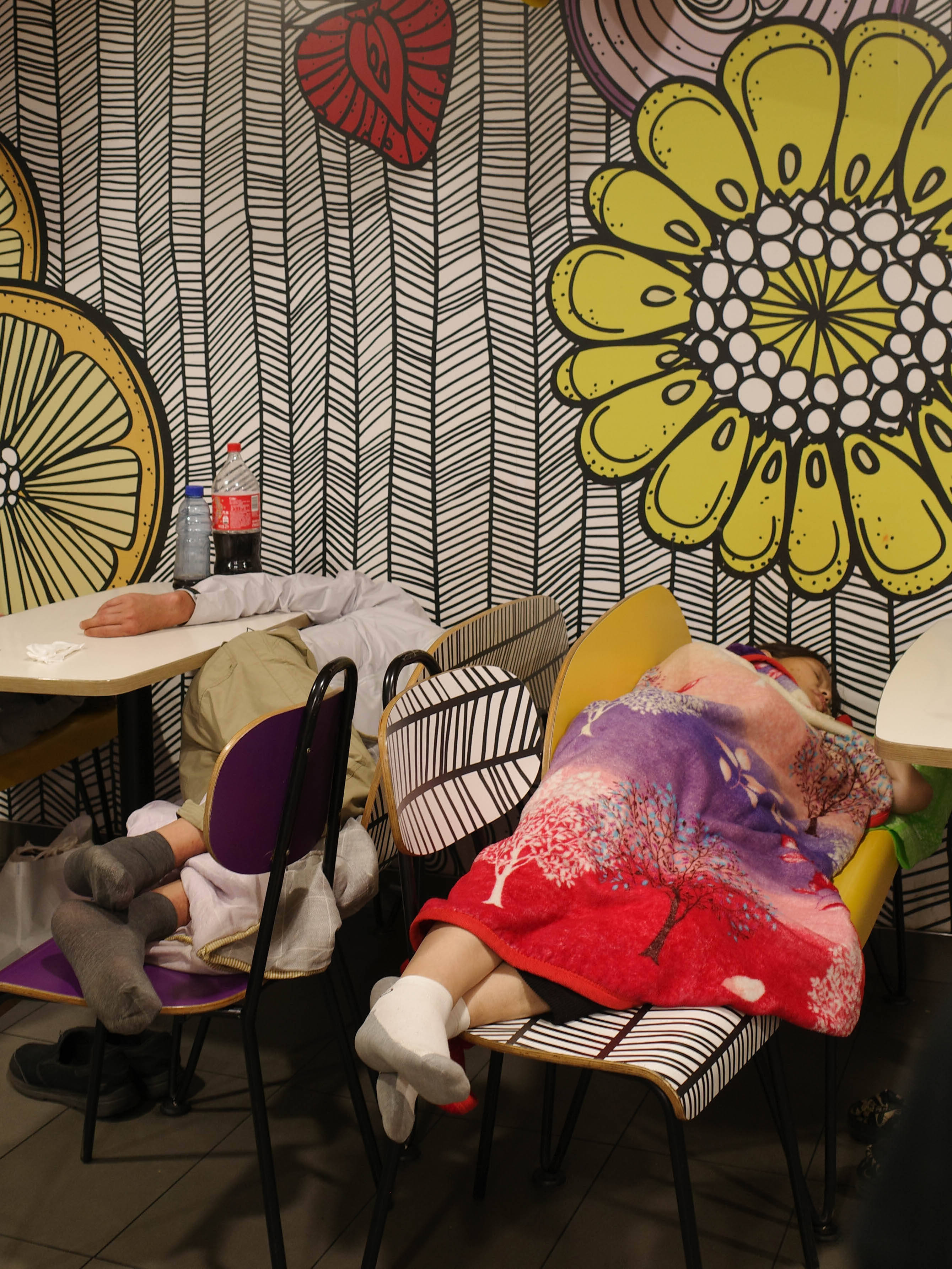 麦当劳夜宿者:老人占六成,各有心酸事