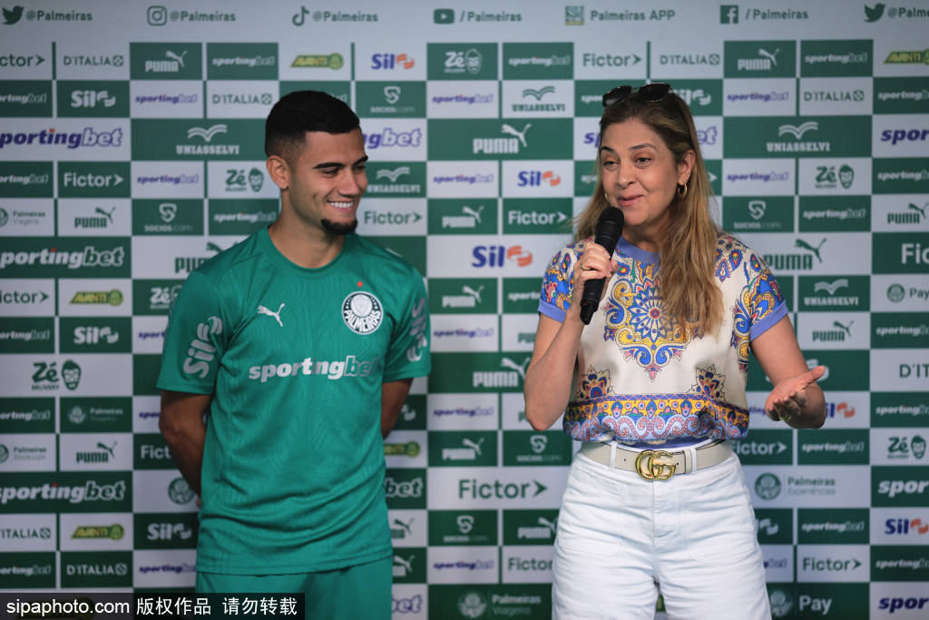 阿莫林承认责任:曼联0-3不敌曼城,失利的背后是教练的反思与球队的重建 阿莫林承认责任:曼联0-3不敌曼城,失利的背后是教练的反思与球队的重建