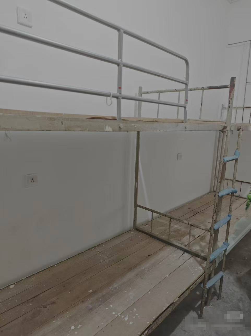 新生吐槽江苏师范大学泉山校区宿舍环境差,“看到后都哭了”,校方回应