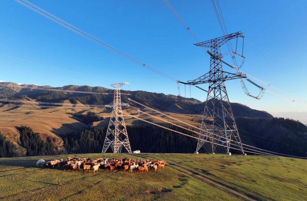 砥砺奋进七十载 天山南北谱华章 | 新疆“风光”点亮万家灯火