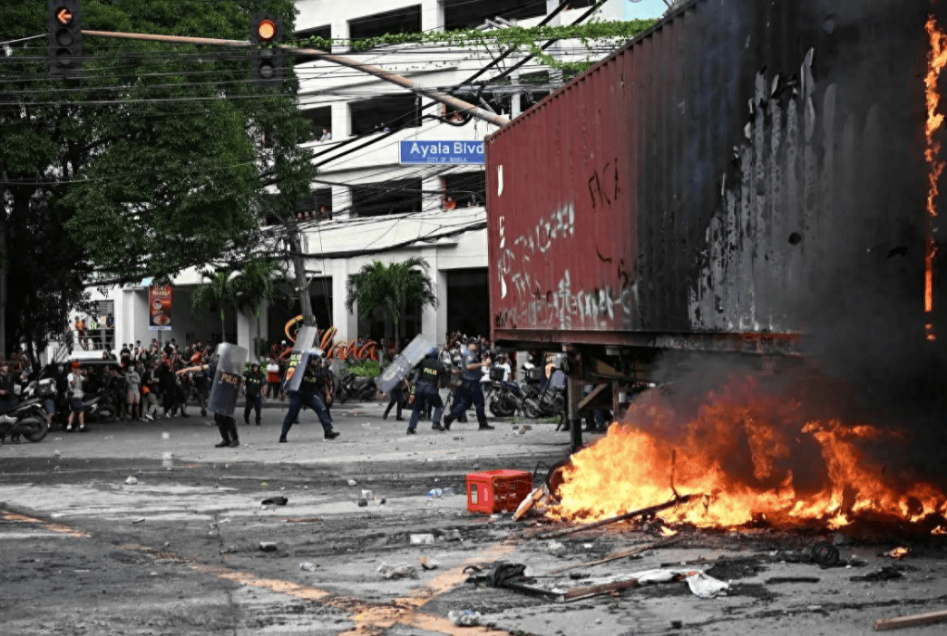 捡回一条命的马科斯不敢露面，却派人下了死命令，闹事的人一个都不放过！