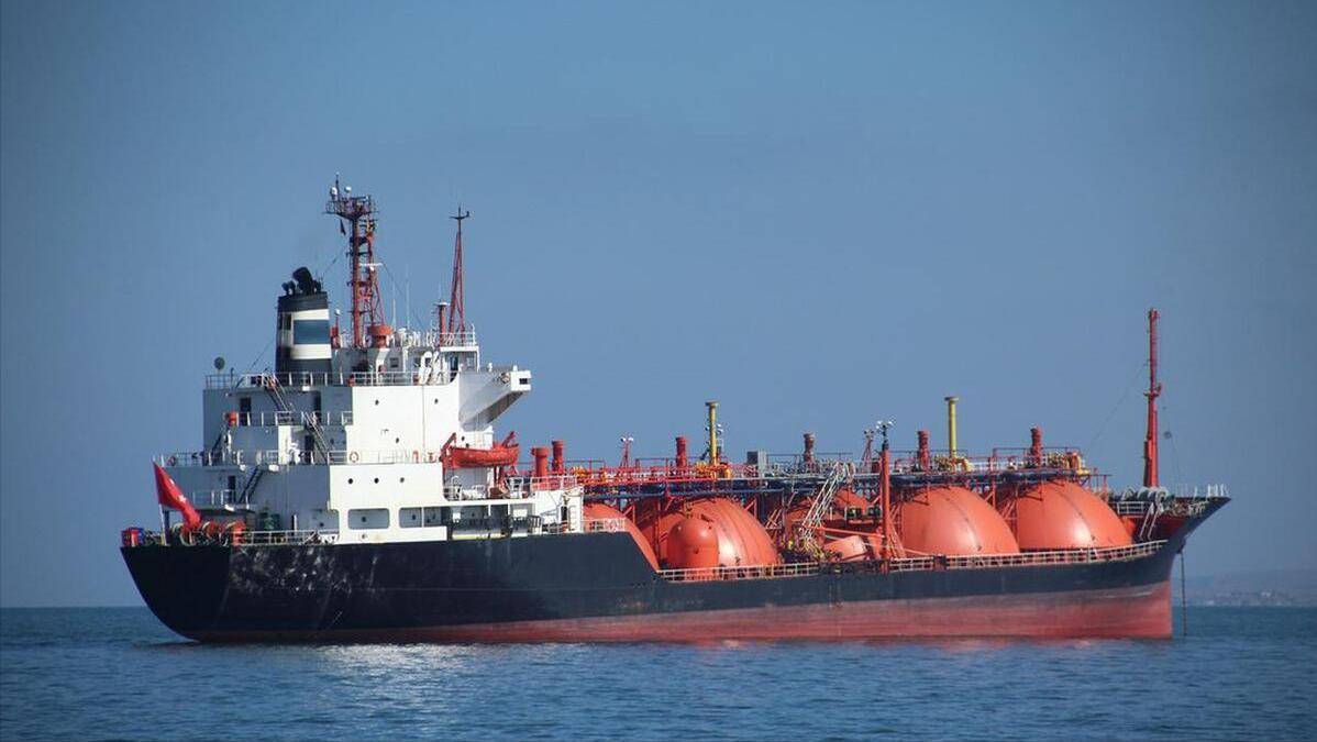 中国高价进口大量原油,却低价出口成品油,为何要赔本赚吆喝?