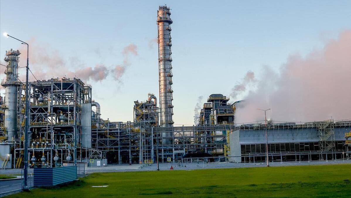 中国高价进口大量原油,却低价出口成品油,为何要赔本赚吆喝?