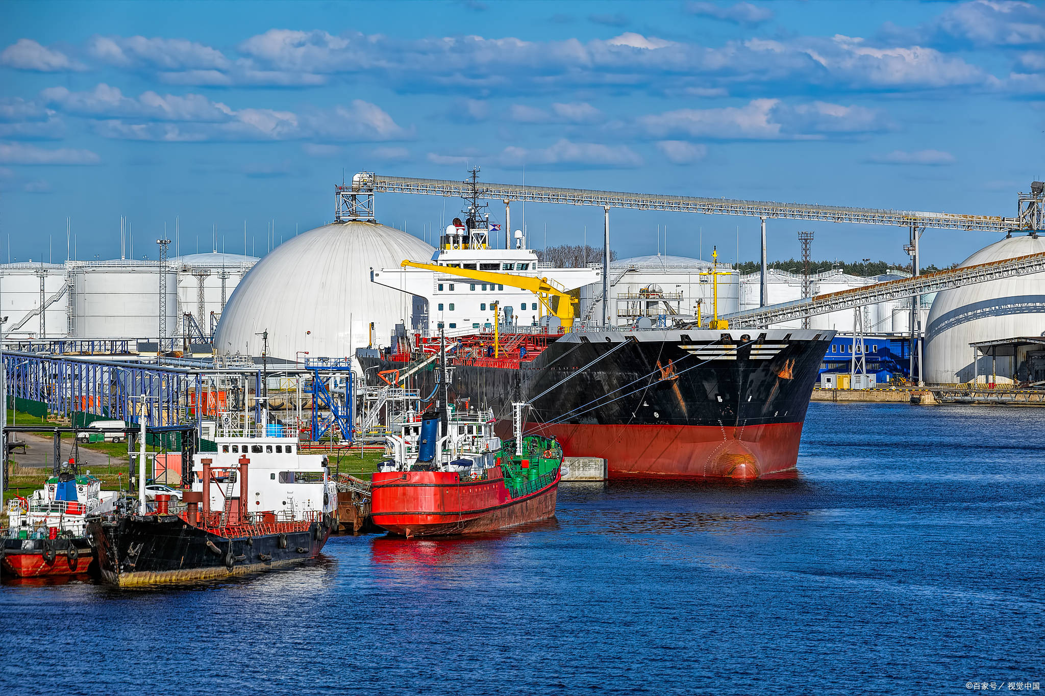 中国高价进口大量原油,却低价出口成品油,为何要赔本赚吆喝?