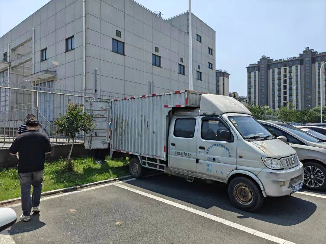 高温天货车竟暗藏汽油炸弹，立案调查！